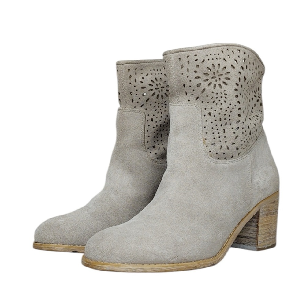 Crown vintage laser cut beige Suede Ankle Boots size 8M